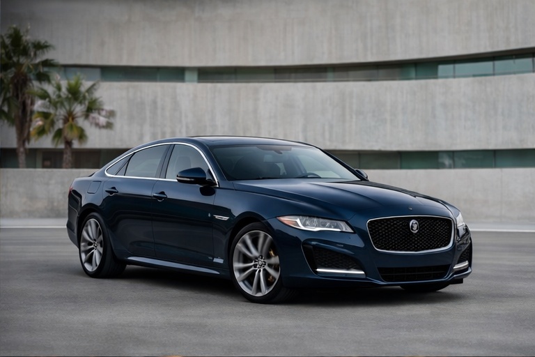 Jaguar XF lüks sedan otomobil